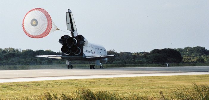 Ostatnie udane lądowanie promu kosmicznego przed katastrofą STS-107 - prom Endeavour ląduje w KSC (koniec misji STS-113) / Credits - NASA
