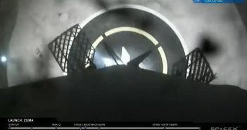 Tuż przed lądowaniem pierwszego stopnia - start Zuma / Credits - SpaceX