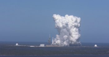 Próbne odpalenie silników pierwszego stopnia Falcon Heavy / Credits - AFP