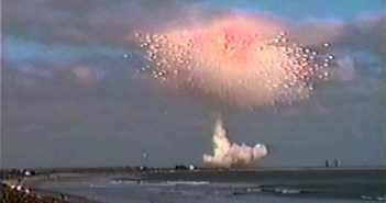 Kadr z eksplozji rakiety Delta II - styczeń 1997 / Credits - USAF