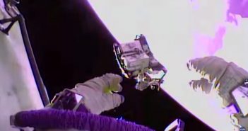 Odrzucenie starego zestawu elektroniki podczas EVA-44 / Credits - NASA TV