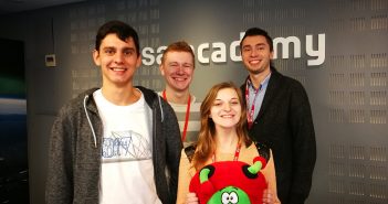 Studenci PG (Janusz Sokołow, Jakub Michałka, Beata Eckert i Rafał Ciania) w Concurrent Design Facility / Credits KIK-SC