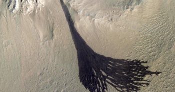 CIemny marsjański żleb okiem instrumentu HiRISE sondy MRO / Credits - NASA/JPL-Caltech/Univ. of Arizona