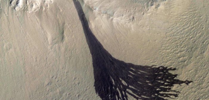 CIemny marsjański żleb okiem instrumentu HiRISE sondy MRO / Credits - NASA/JPL-Caltech/Univ. of Arizona