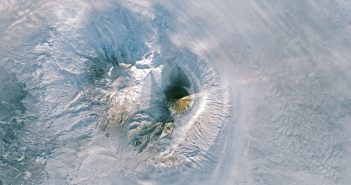 Zdjęcie wulkanu na Kamczatce okiem Landsata 8 (9-10 stycznia 2018) / Credits - NASA, USGS