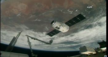 Kapsuła Dragon zbliża się do ISS / Credits - NASA TV