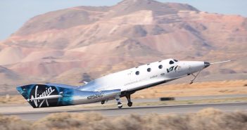 VSS Unity ląduje po pierwszym locie rakietowym / Credits - Virgin Galactic