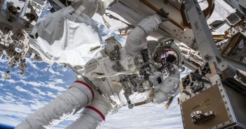 Astronauta Drew Feustel w trakcie EVA-49 / Credits - NASA