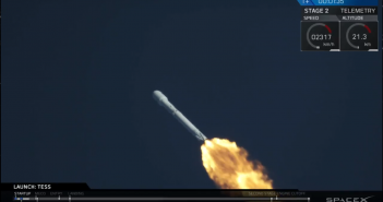Kadr z transmisji startu Falcona 9 z teleskopem TESS / SpaceX