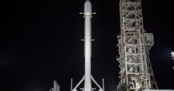 Rakieta Falcon 9R z satelitą Zuma przed startem / Credits - SpaceX
