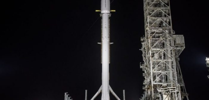 Rakieta Falcon 9R z satelitą Zuma przed startem / Credits - SpaceX