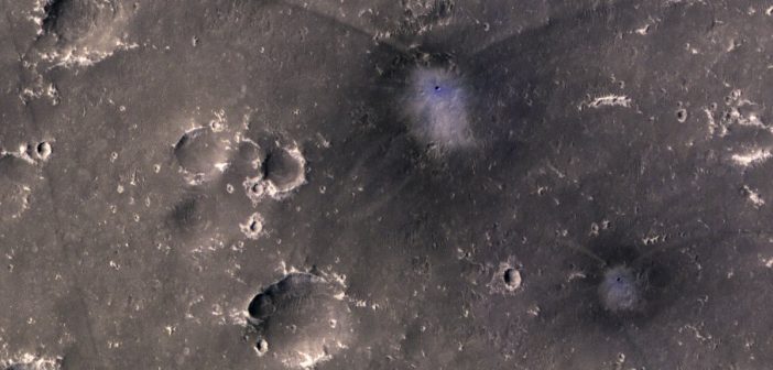 Dwa nowe kratery na powierzchni Marsa / Credits - NASA/JPL/University of Arizona