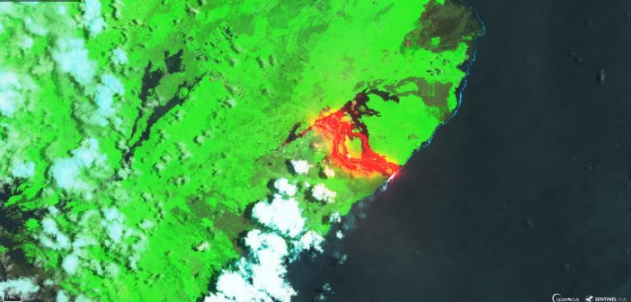 Wschodnie wybrzeże wyspy Hawai z widocznym wypływem lawy ze szczelin z okolic Leilani Estates (23 maja 2018) / Credits - Copernicus, Sentinel Hub
