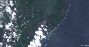 Wschodnie wybrzeże wyspy Hawai z widocznym wypływem lawy ze szczelin z okolic Leilani Estates (23 maja 2018) - zakres widzialny / Credits - Copernicus, Sentinel Hub