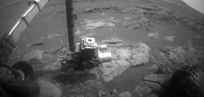 Obraz z sol 5104 - łazik bada skałę / Credits - NASA