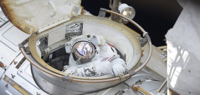 Początek spaceru EVA-51 / Credits - NASA