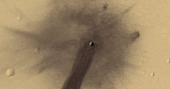 Zbliżenie na nowy krater i naruszone podłoże / Credits - NASA/JPL-Caltech/Univ. of Arizona
