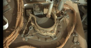 Wiertło MSL na tle pokrywy instrumentu SAM - zdjęcie z 31 maja 2018 / Credits - NASA/JPL-Caltech/MSSS