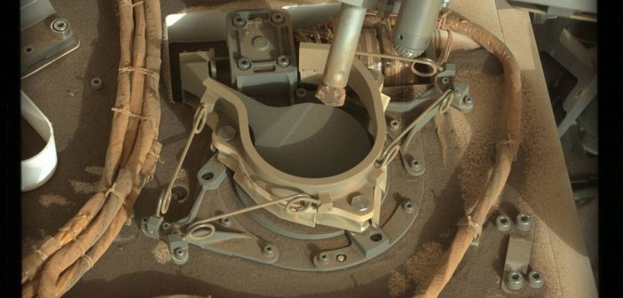 Wiertło MSL na tle pokrywy instrumentu SAM - zdjęcie z 31 maja 2018 / Credits - NASA/JPL-Caltech/MSSS