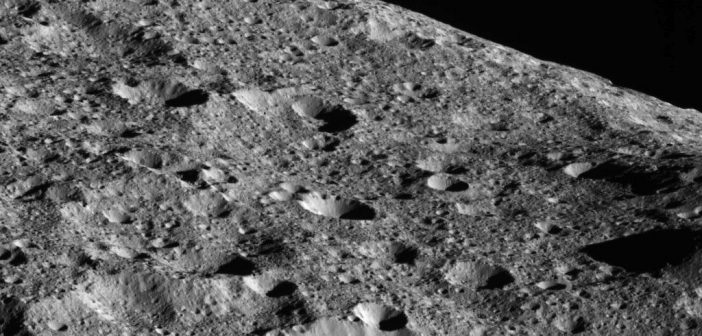 Zdjęcie powierzchni Ceres z wysokości około 440 km / Credits - NASA/JPL-Caltech/UCLA/MPS/DLR/IDA