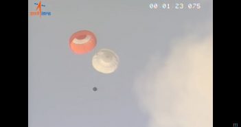 Opadanie makiety kapsuły załogowej na spadochronach podczas testu CES (05.07.2018) / Credits - ISRO