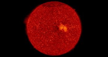 Widok Słońca w dniu 16 lipca - jaśniejszy rejon w środkowej części tarczy to pozostałość po wcześniejszym (małym) obszarze aktywnym / Credits - NASA, SDO