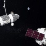 Widok stacji LOP-G według grafiki z 2017 r. Na drugim planie stacja, od lewej moduły: PPE, mieszkalny i śluza. Na pierwszym planie statek Orion w drodze do stacji. Credits: NASA
