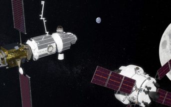 Widok stacji LOP-G według grafiki z 2017 r. Na drugim planie stacja, od lewej moduły: PPE, mieszkalny i śluza. Na pierwszym planie statek Orion w drodze do stacji. Credits: NASA