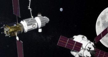 Widok stacji LOP-G według grafiki z 2017 r. Na drugim planie stacja, od lewej moduły: PPE, mieszkalny i śluza. Na pierwszym planie statek Orion w drodze do stacji. Credits: NASA