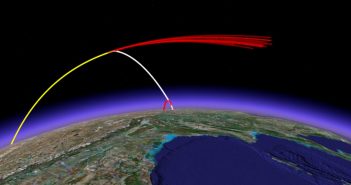 Trajektoria lotu pocisku ASAT (kolor biały), satelity (kolor żółty) oraz szczątków i pierwszego stopnia pocisku ASAT (kolor czerwony) / Credits - MIT