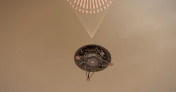 Grafika prezentująca etap lądowania InSight na spadochronie / Credits - NASA
