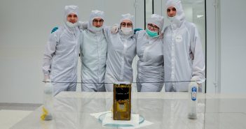 Zespół PW-Sat 2 po zakończonej integracji satelity i rozwinięcia anten / Credits - zespół PW-Sat 2