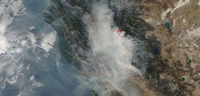 Obserwacje pożarów w Kaliforni okiem satelity Terra (zdjęcie przetworzone, ukazujące aktywne ogniska pożarów) - zdjęcie z 14 listopada 2018 / Credits - NASA, NOAA