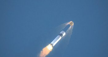 Wizualizacja testu systemu ratunkowego w locie (grafika z 2013 roku, przedstawiajaca nieaktualną konfigurację rakiety Falcon 9) / Credits - SpaceX