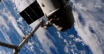Dragon CRS-16 podczas odłączania od ISS / Credits - NASA TV