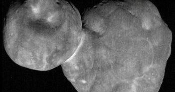 Obraz 2014 MU69 o najwyższej rozdzielczości, wykonany na kilka minut przed największym zbliżeniem podczas tego przelotu/ Credits - NASA/Johns Hopkins Applied Physics Laboratory/Southwest Research Institute, National Optical Astronomy Observatory