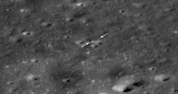 Zbliżenie (4x) na lądownik Chang'e 4 i łazik Yutu-2 z LRO / Credits - NASA/GSFC/Arizona State University