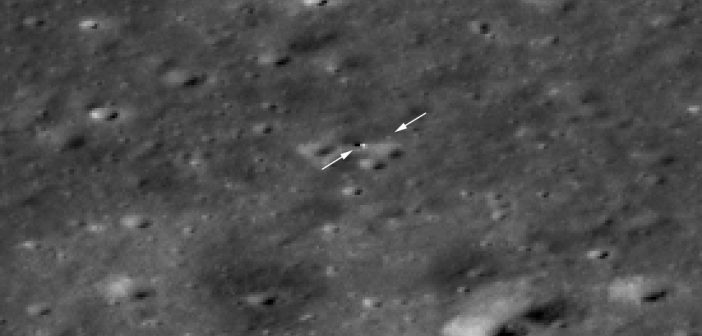 Zbliżenie (4x) na lądownik Chang'e 4 i łazik Yutu-2 z LRO / Credits - NASA/GSFC/Arizona State University