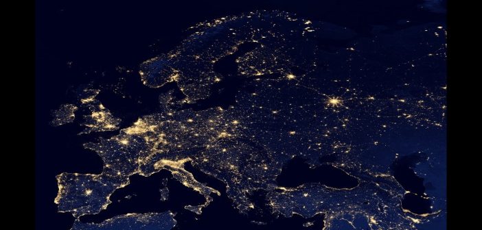 Przetworzony obraz Europy nocą na podstawie danych z satelity Suomi NPP / Credits - NASA