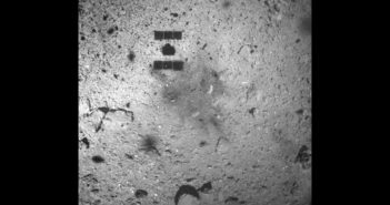 Region pobrania próbek przez Hayabusa 2 - zdjęcie wykonane podczas oddalania się sondy od planetoidy (22 lutego 2019) / Credits - JAXA