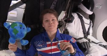 Anne McClain na pokładzie Dragona 2 / Credits - NASA TV