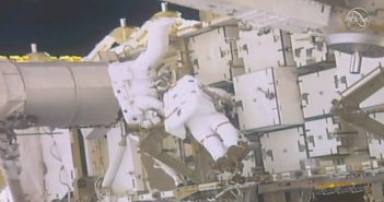 Prace podczas EVA-52 / Credits - NASA TV