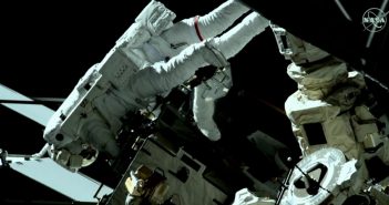 Prace podczas EVA-53 / Credits - NASA TV