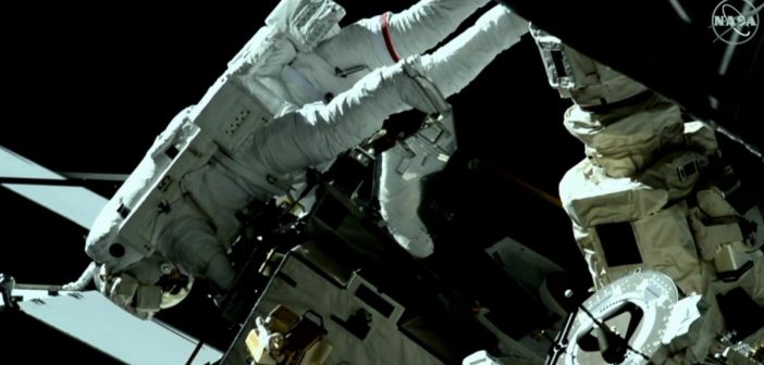 Prace podczas EVA-53 / Credits - NASA TV
