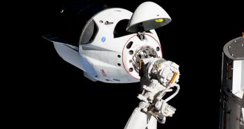 Statek SpaceX Dragon 2 w pierwszym, testowym locie (SpX-DM1) zbliża się do Międzynarodowej Stacji Kosmicznej (3 marca 2019 r.) / NASA