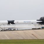 Wyprowadzanie rakiety Falcon 9 z kapsułą Dragon 2 na wyrzutnię LC-39A / Credits - NASA/Joel Kowsky