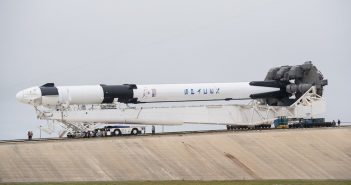 Wyprowadzanie rakiety Falcon 9 z kapsułą Dragon 2 na wyrzutnię LC-39A / Credits - NASA/Joel Kowsky