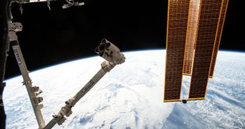 Spojrzenie na SSRMS z pokładu ISS (zdjęcie z 13 kwietnia 2019) / Credits - NASA