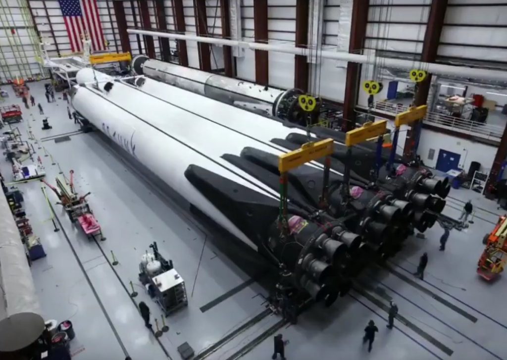 Przygotowania drugiego egzemplarza Falcona Heavy do startu / Credits - SpaceX