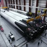Przygotowania drugiego egzemplarza Falcona Heavy do startu / Credits - SpaceX